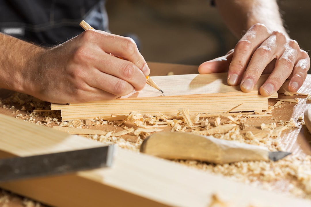 Atelier de menuiserie avec outils et bois travaillé à la main