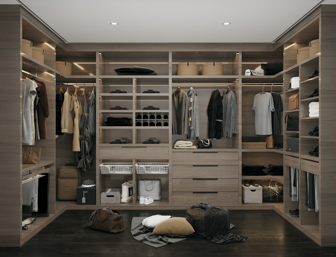 Dressing sur mesure intégré dans une chambre, avec rangements épousant les murs