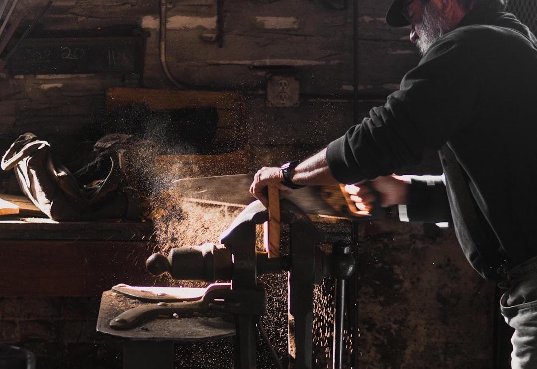 Détail du travail artisanal : mains d'un menuisier en train d'assembler du bois